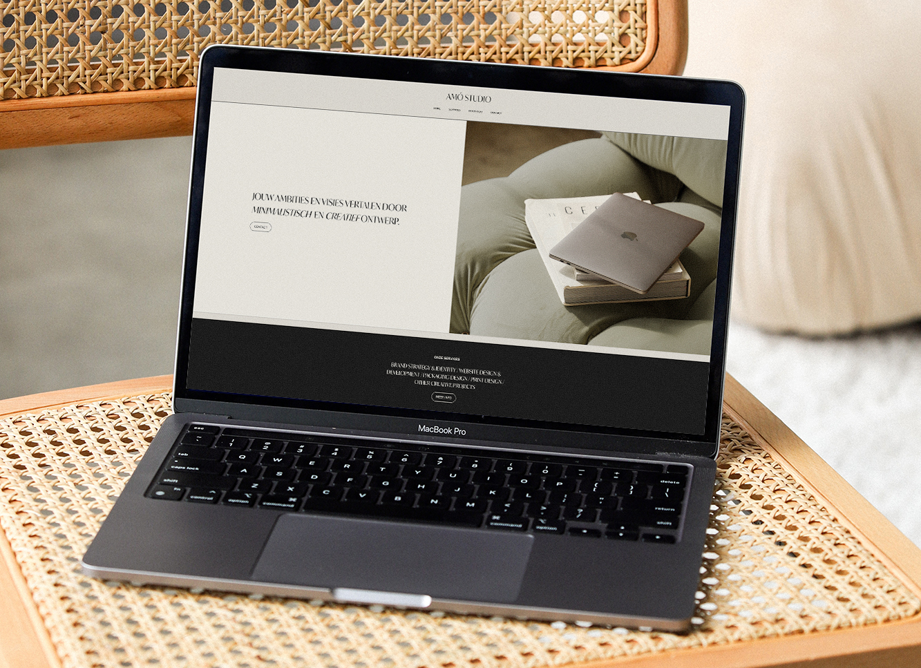 Laptop met daarop het nieuwe design van de website van Amó Studio - Amó studio