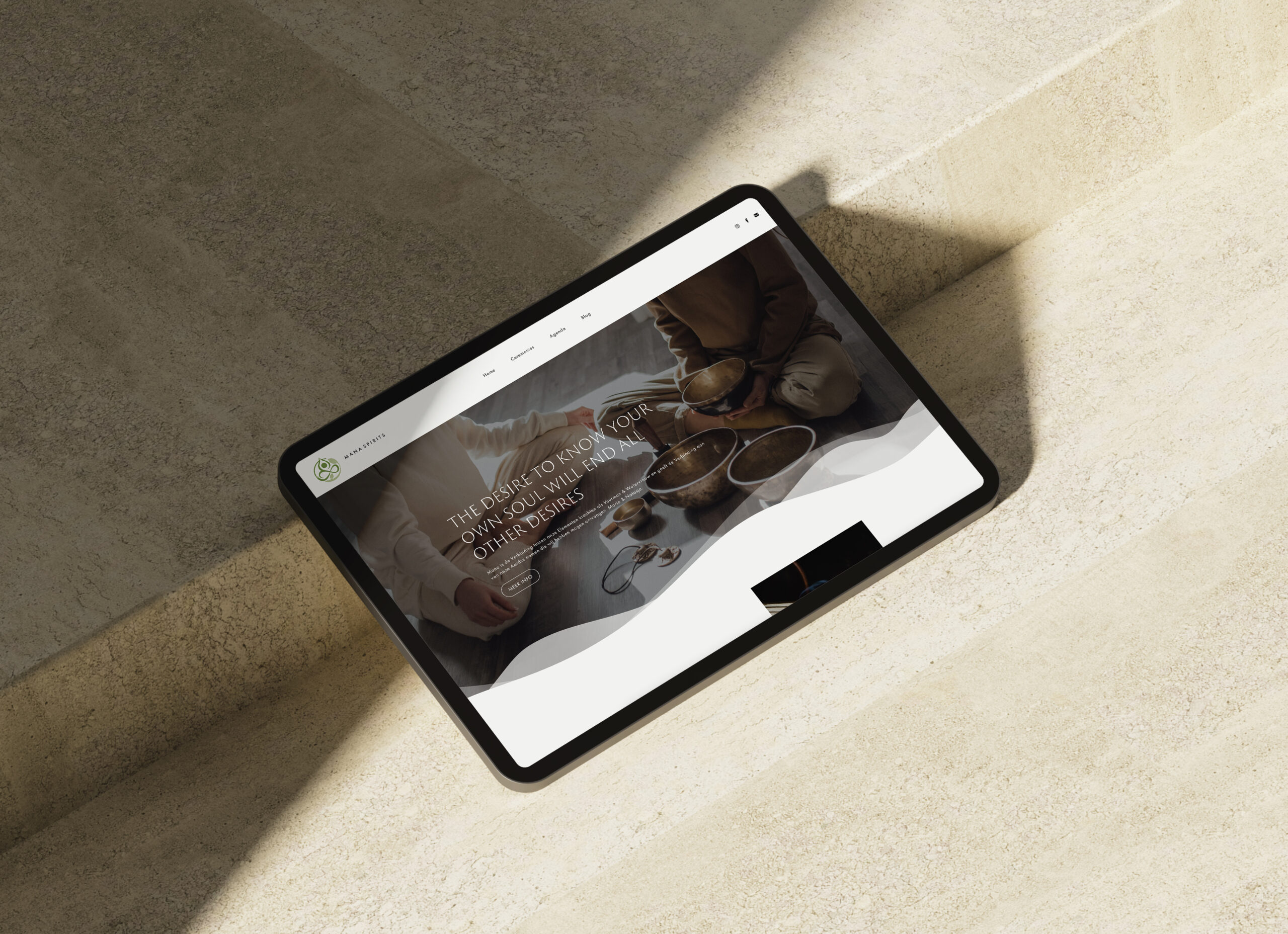 Tablet met het nieuwe website design van Mana Spirits - Amó studio