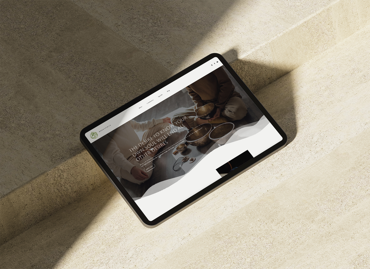 Tablet met het nieuwe website design van Mana Spirits - Amó studio
